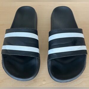Men’s flip flops size medium like new condition.